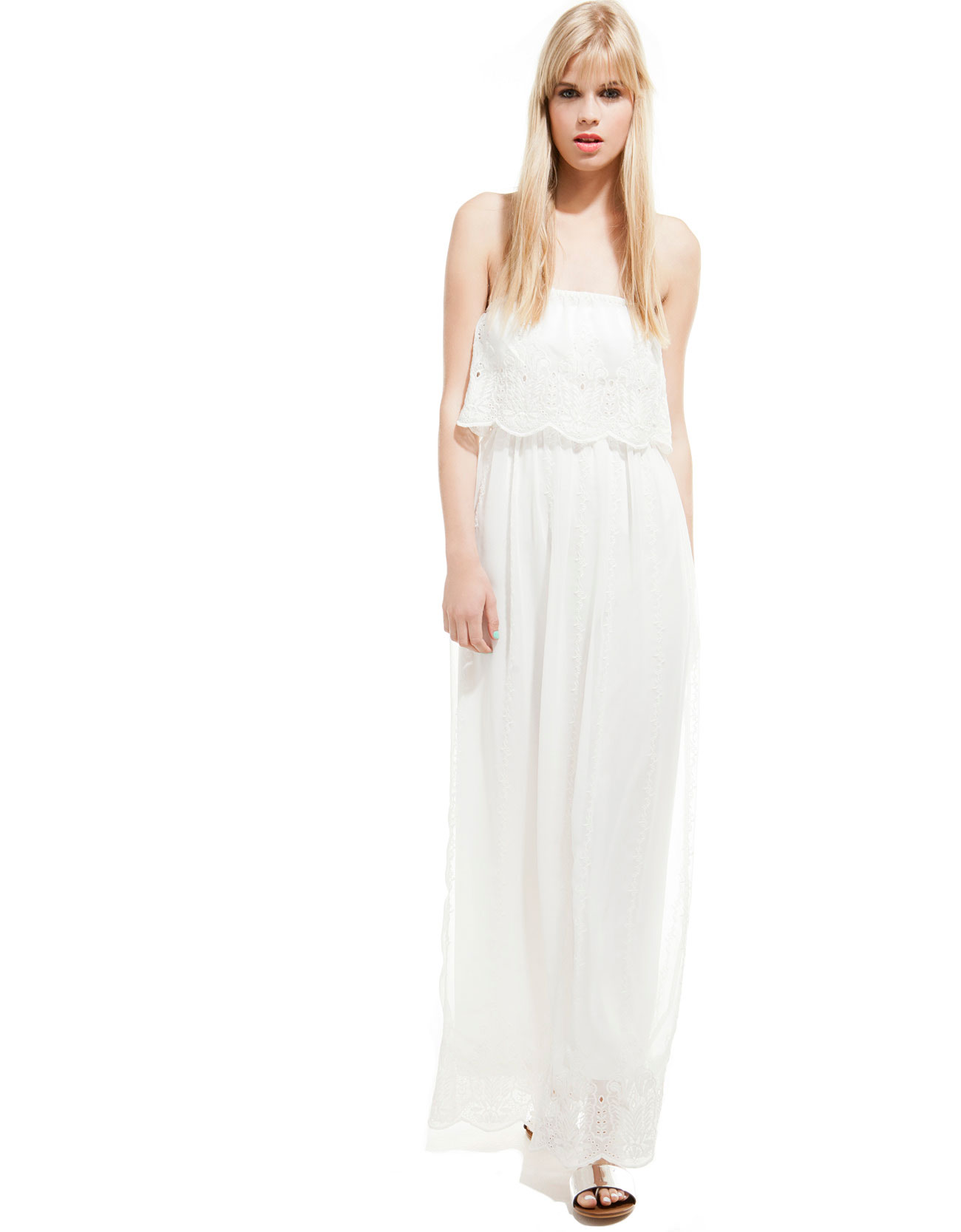Dlhé letné biele šaty Bershka sú zlacnené na priaznivú cenu 14,99 eur.