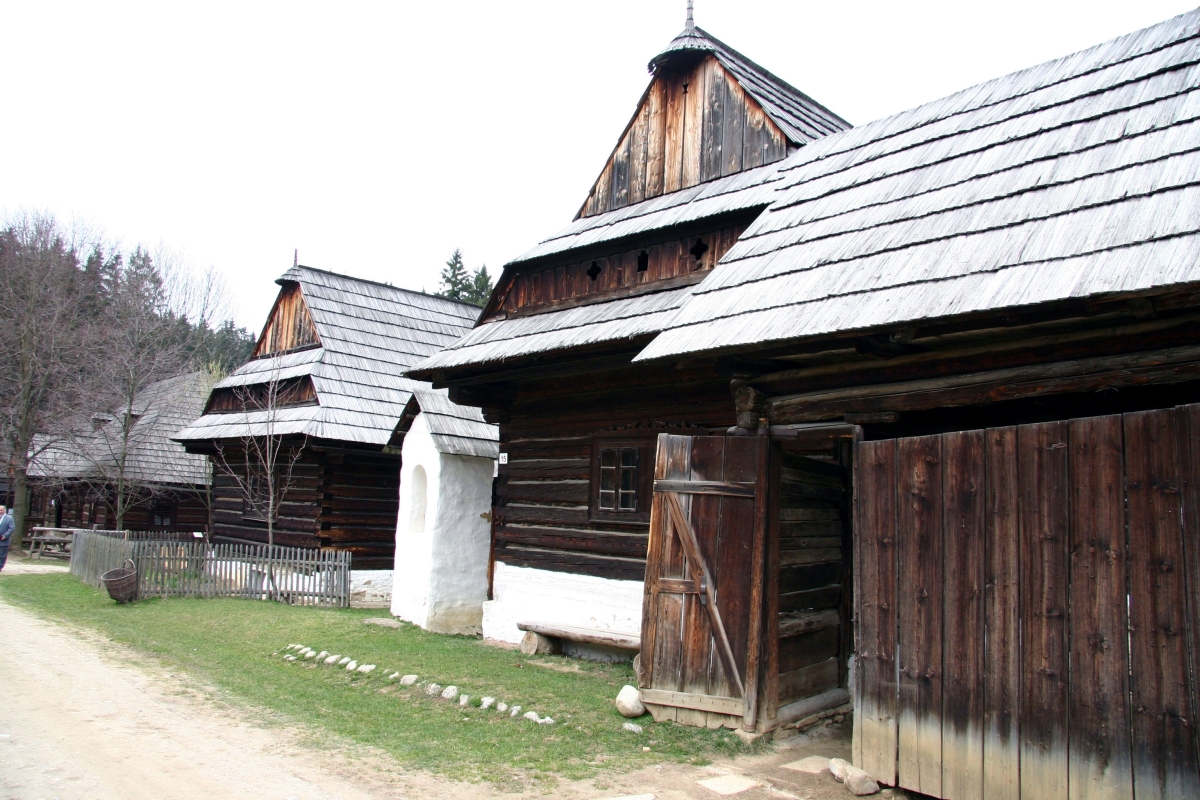 Skanzen v Martine môže na prvý pohľad pripomínať iné podobné miesta na Slovensku, ale práve tu vznikali aj scény kultovej rozprávky, ktorú milujú slovenskí diváci. Jej názov je: