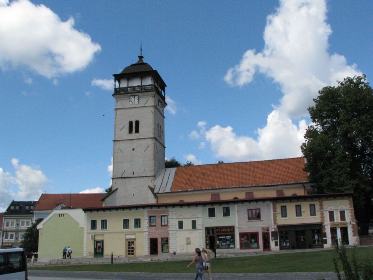 Táto strážna veža sa vypína nad námestím v