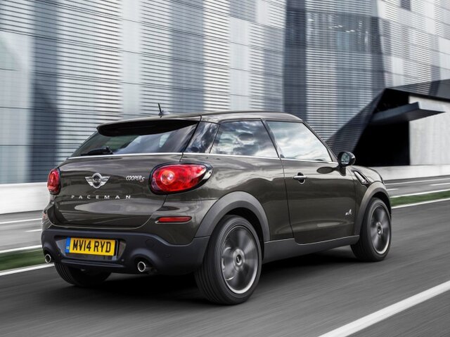 V ponuke farieb pribudla zelená Jungle Green a sivá Midnight Grey Metalic. Chrómové lemy svetiel možno zameniť za lesklé čierne v rámci paketu Piano Black Exterior.