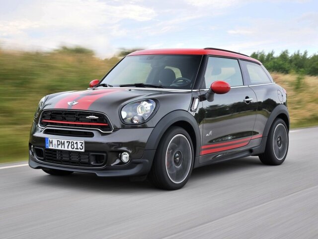 Vrcholom ponuky je Paceman John Cooper Works s 18-palcovými lesklými diskami kolies, červenou lištou v prednej maske či príplatkovou červenou strechou Chilli Red.
