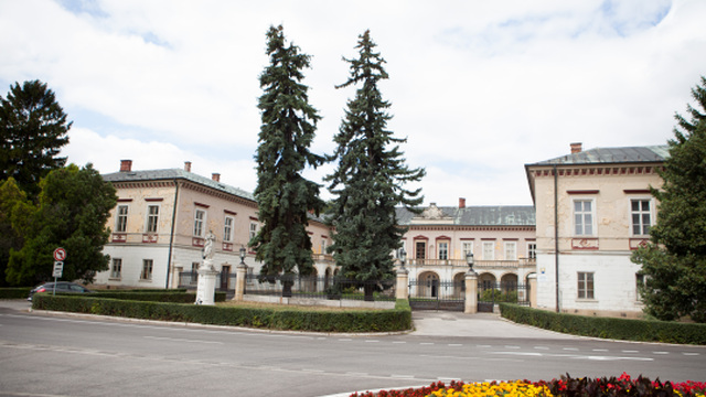 Kaštieľ vo Voderadoch kraj predal spoločnosti, ktorá poskytuje ubytovanie robotníkom.