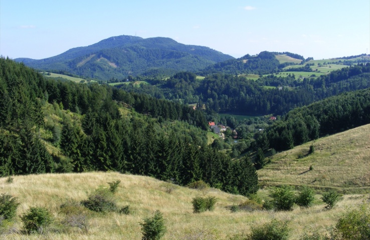 Čarovný je výhľad z Vojšína pri Malej Lehote, odkiaľ vidno Sitno (1 009 m n. m.), najvyšší vrch Štiavnických vrchov.