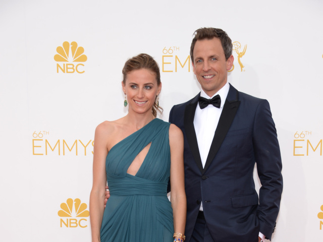 Moderátor Seth Meyers s partnerkou Alexi Ashe.