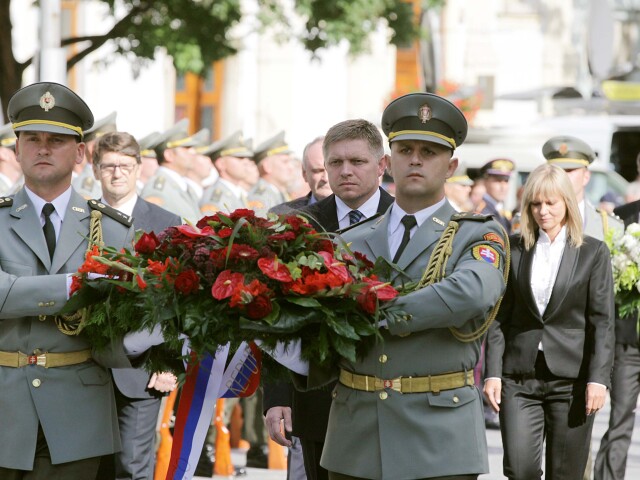 Predseda vlády Robert Fico počas pietneho aktu kladenia vencov pri príležitosti 70. výročia SNP v Bratislave.