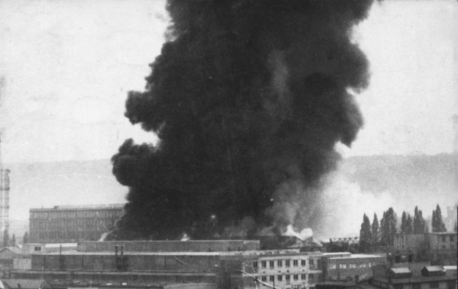 Spustenie výroby takmer zahatal obrovský požiar, ktorý v podniku AZNP vypukol presne 12. augusta. Našťastie plamene nezasiahli nové výrobné priestory.