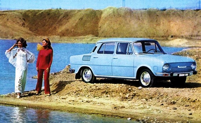 Škoda 100/110 vychádzala koncepčne z pôvodnej Škody 1000 MB. A bolo to na nej aj vidieť. Napríklad na použití identických dverí.
