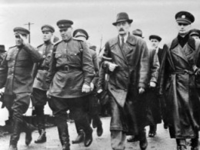 Karol Šmidke (v klobúku - na prehliadke partizánskych oddielov v septembri 1944 v Detve) napísal úvodník do prvého čísla povstaleckej Pravdy.