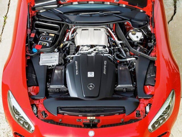Motor Mercedesu-AMG GT je posunutý takmer do stredu vozidla. Prevodovka je preto integrovaná so zadným diferenciálom v konfigurácii Transaxle. Aj preto je pomer rozloženia hmotnosti 47 : 53 v prospech zadných hnaných kolies.