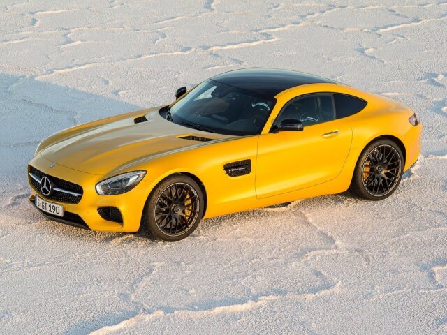 Nové vrcholové kupé zo Stuttgartu síce prišlo o krídlové dvere, ale svojím dizajnom jasne pokračuje v tradícii založenej legendárnym Mercedesom 300 SL z roku 1952. Dlhá predná časť a extrémne dozadu posunutá kabína sa podieľajú na optimálnom rozložení hmotnosti.