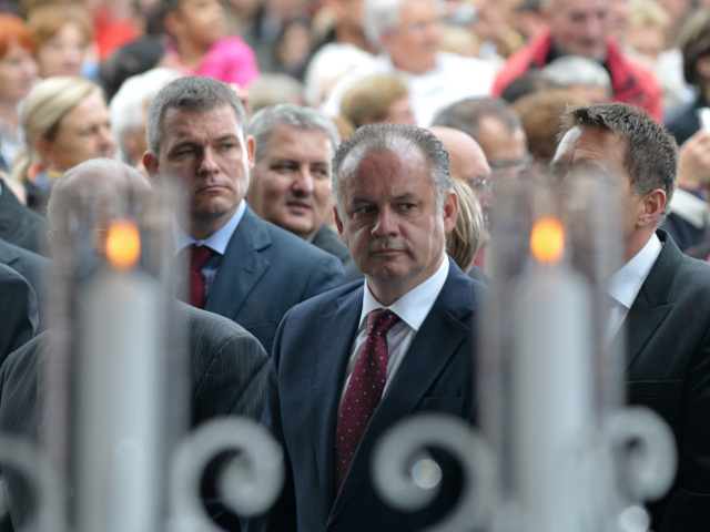 Prezident SR Andrej Kiska (v strede) počas svätej omše v Šaštíne.