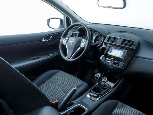 Interiér má podľa Nissanu poskytnúť najviac miesta v oblasti kolien a ramien vo svojej triede. Bude tiež nabitý asistenčnými systémami a rozhraním Nissan Connect.