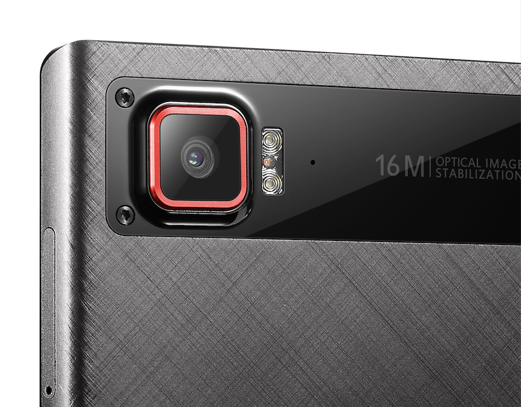 Na zadnej strane smartfónu Lenovo Vibe Z2 Pro sa nachádza fotoaparát so snímačom s rozlíšením 16 megapixelov.