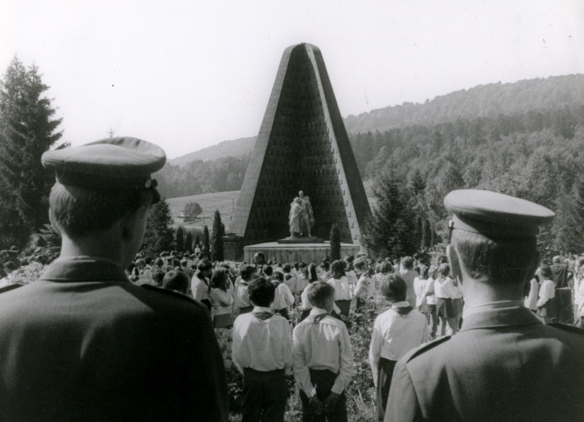 Dukla, Pamätník Československej armády, socha