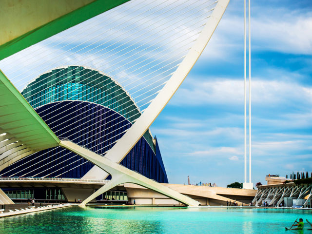 Vo Valencii stojí za to navštíviť Mesto umení a vied, moderný architektonický komplex, ktorý tvorí akési mestečko v meste.