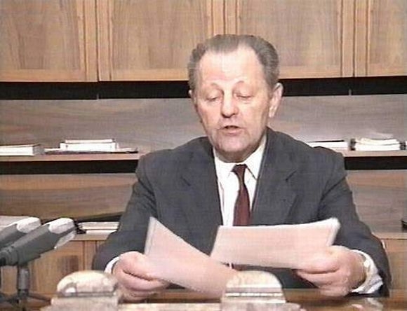 Miloš Jakeš ešte predstiera perestrojku.