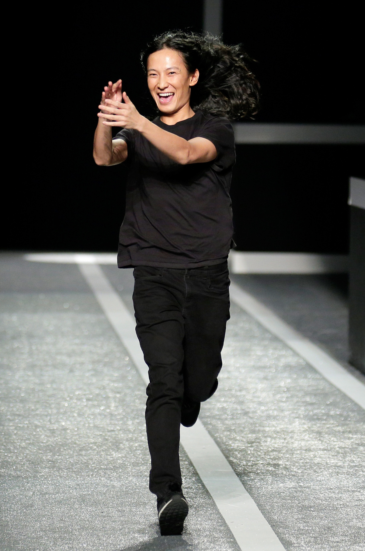 Dizajnér Alexander Wang v závere módnej šou.