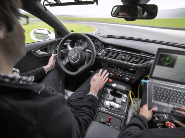 Testy prebiehajú ešte za účasti jazdcov. Ostrá premiéra však bude len na elektronike.