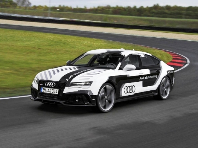 Autonómne Audi RS7 sa predstaví na záver sezóny nemeckých majstrovstiev cestovných vozidiel DTM na okruhu v Hockenheime. A pôjde na plný plyn. Trať by malo absolvovať za približne dve minúty a desať sekúnd.