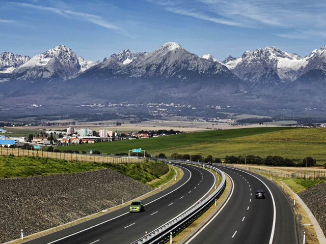 Cestou po diaľnici D1 pod Tatrami sa zastavte v Štrbe, vo Východnej alebo pri Liptovskej Mare, Tatry. Naskytne sa vám nádherný pohľad.