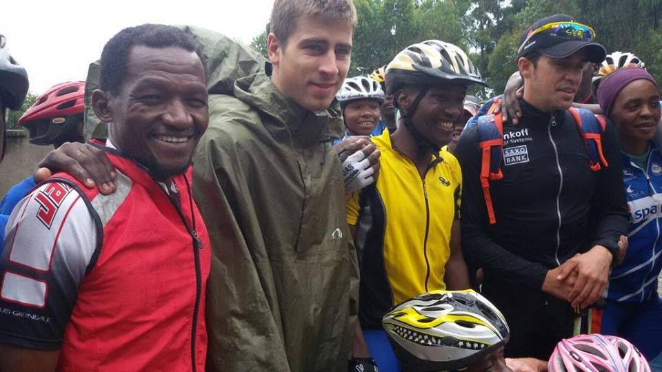 Peter Sagan a Alberto Contador zapózovali pri výstupe na Kilimandžáro s miestnymi cyklistami.