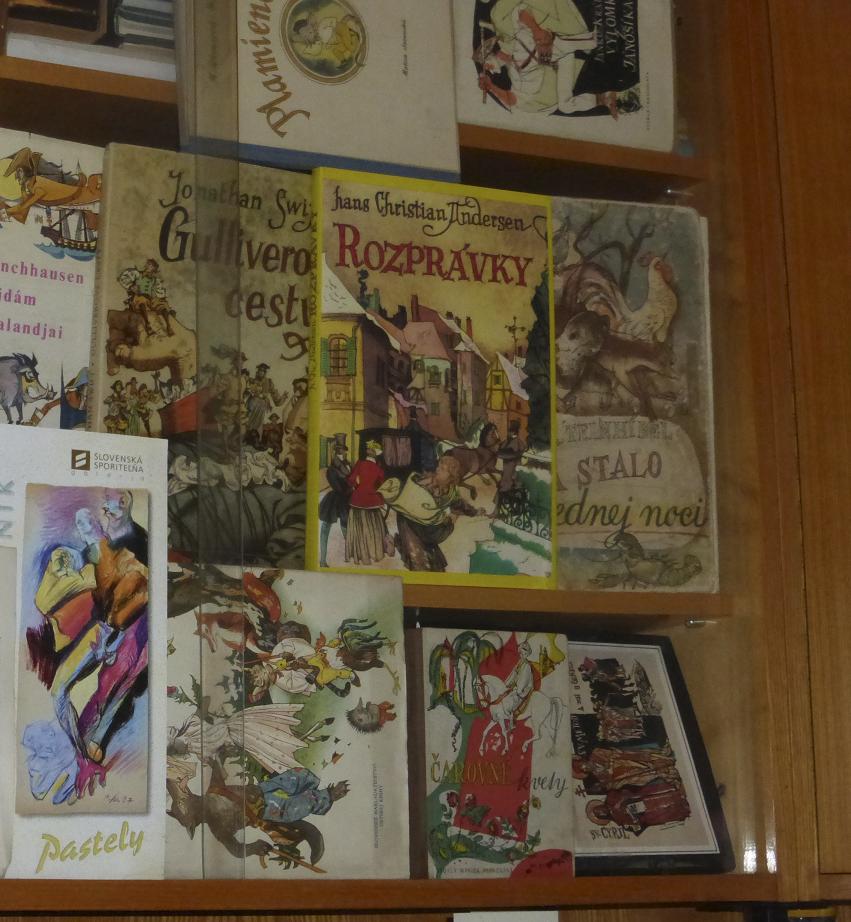 Hložník ilustroval vyše 350 kníh. Legendárne sa stali najmä rozprávky, na ktorých vyrástla nejedna generácia detí. Mnohé z týchto knižiek rodina s úctou a pokorou stále opatruje v maliarovom ateliéri.