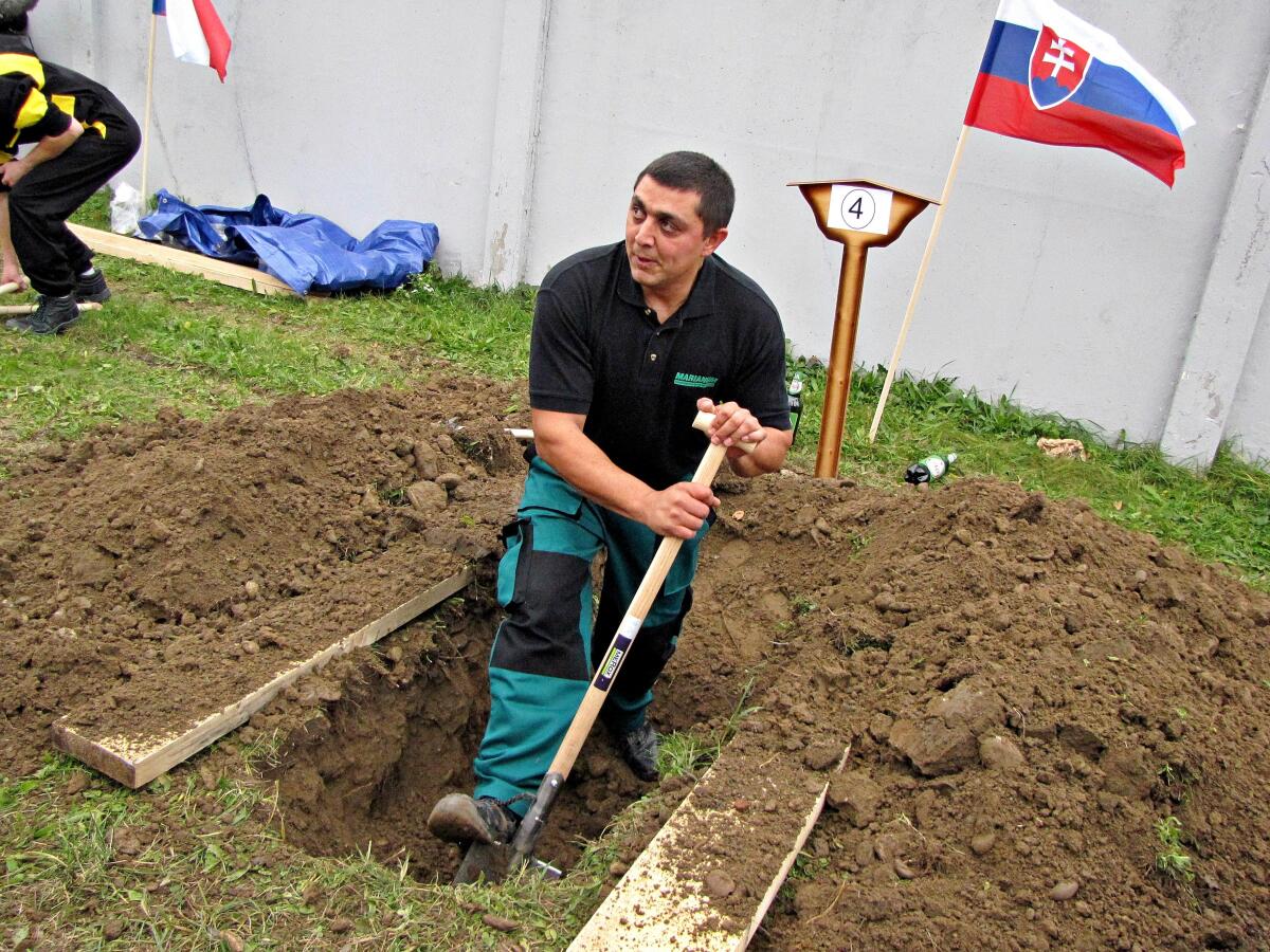 hrobár, hrob