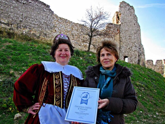 Starostka obce Anna Ištoková s prestížnym ocenením (vpravo), spolu s ňou aj samotná Alžbeta Bátoriová, ktorá na hrade víta vzácne návštevy.