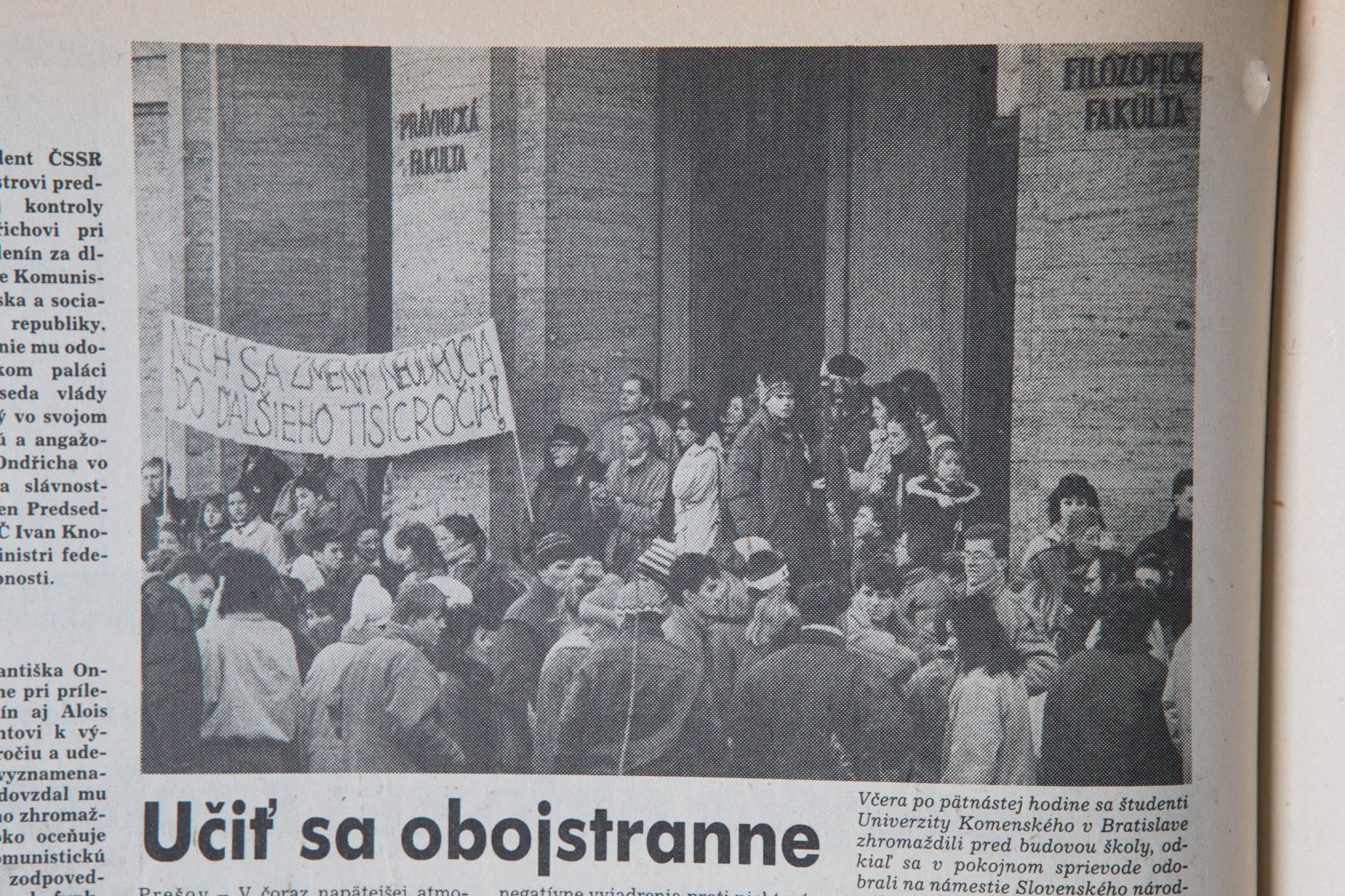 Študenti pred budovou Univerzity Komenského.