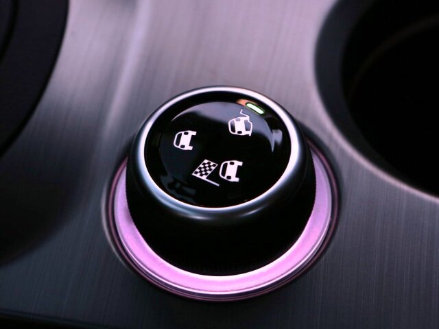 Ovládač systému Drive Mode Select umožňuje nastaviť pohon 4x4 pre rôzne podmienky použitia.
