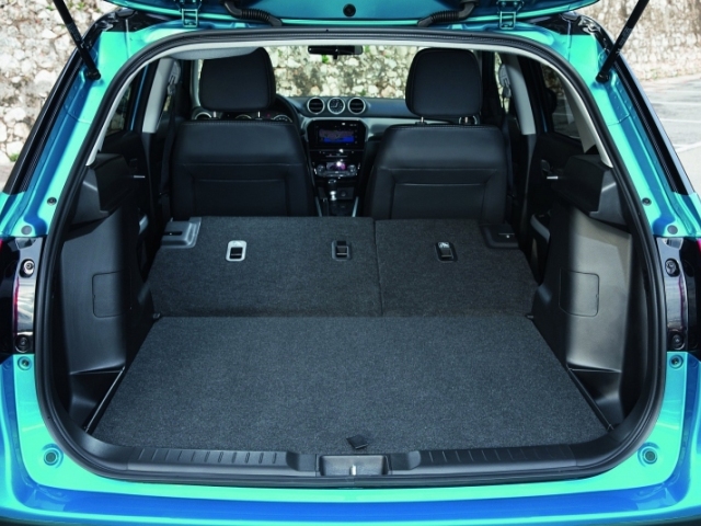 Do kufra sa zmestí 375 litrov batožín. To je o 105 viac ako v SX4. Zároveň však o 65 menej v porovnaní s SX4 S-Cross.