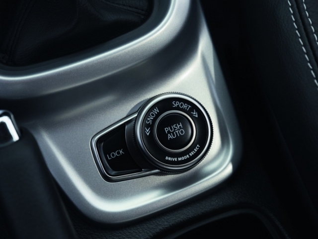 Systém 4WD AllGrip ponúka niekoľko trakčných režimov. Už v základnom Auto je schopný aktivovať zadné kolesá. A v režime Sport je veľkým prínosom aj na asfalte. Spolu s ním sa mení dokonca reakcia plynového pedálu.