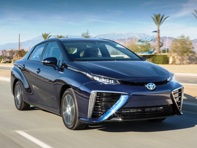 Raritou zoznamu je vodíková Toyota Mirai. Vzhľadom na neexistujúcu sieť vodíkových čerpacích staníc  veľa šancí nemá.