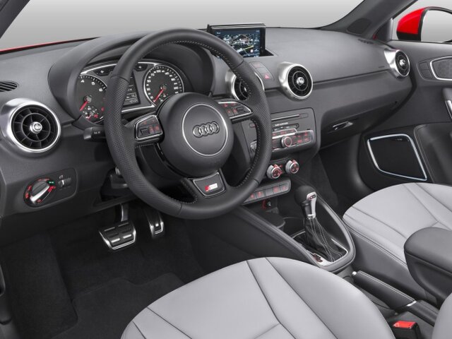 Interiér ostal prakticky bez zmien. Nové rozhranie Audi MMI Navigation Plus však umožňuje prístup na internet a využitie služieb Audi Connect. Slúži aj ako výkonný Wi-Fi hotspot.
