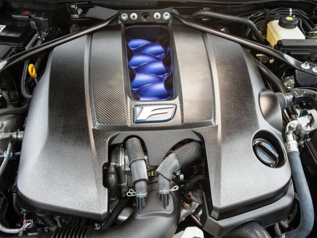 Prepracovaný 8-valcový agregát z Lexusu IS F ponúka výkon 351 kW a krútiaci moment 530 Nm. Silu posiela k zadným kolesám cez 8-stupňovú prevodovku a samosvorný diferenciál Torsen.