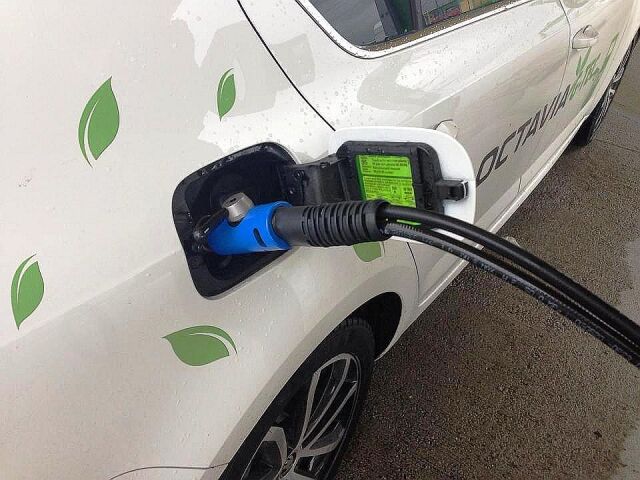 Tankovanie trvá približne tri minúty. To nie je problém, nájsť však čerpaciu stanicu na CNG áno.