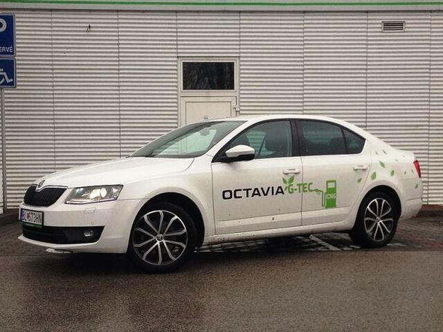 Navonok sa Octavia G-Tec jazdiaca na zemný plyn od bežných verzií nijako neodlišuje. Dokonca chýba aj nápis G-Tec.
