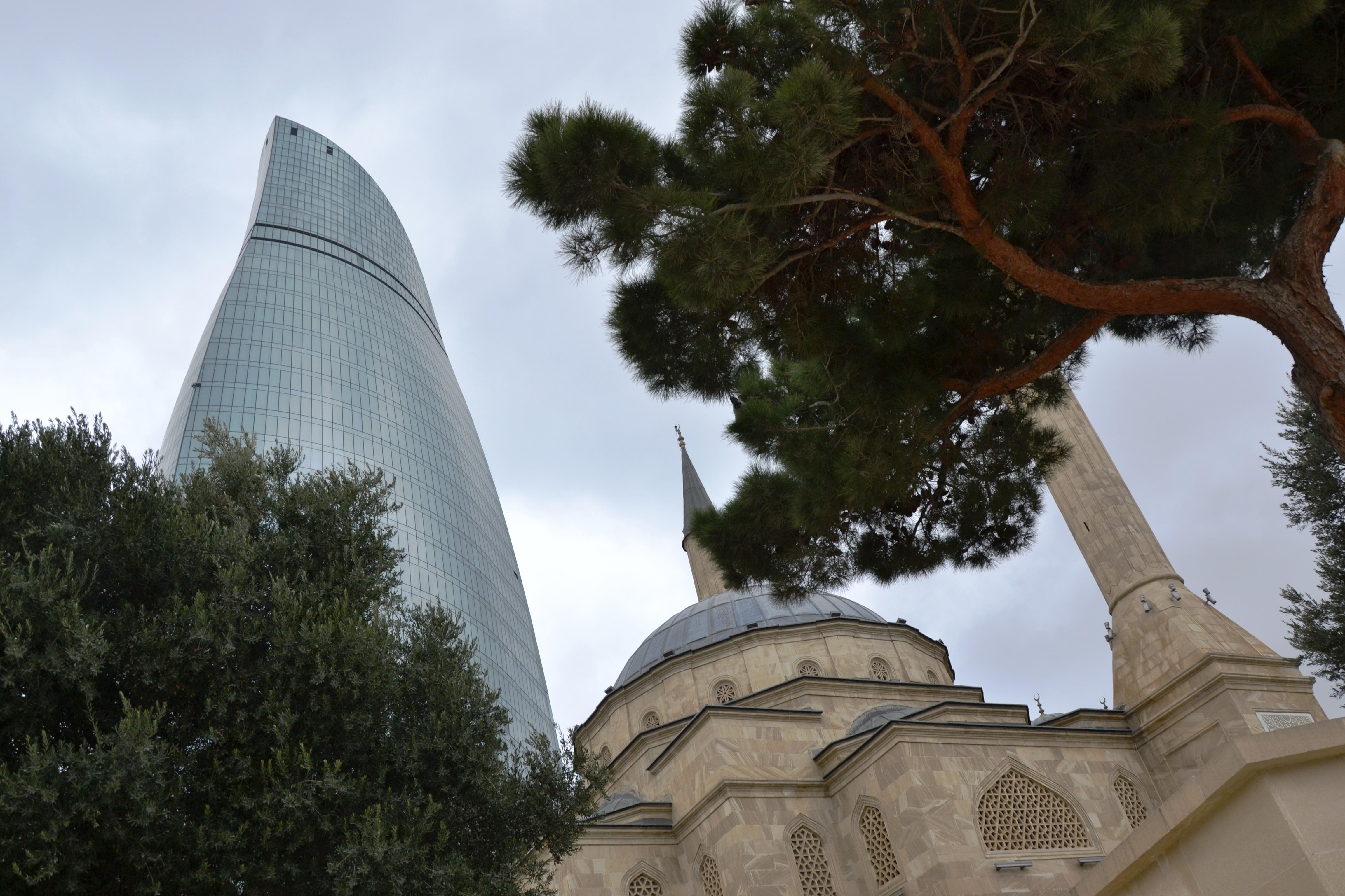 Mešita v susedstve jedného z troch mrakodrapov "Flame Towers".