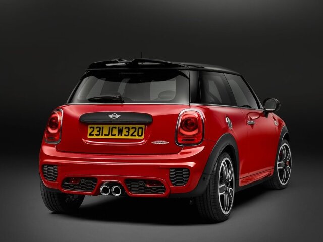 Minimálne 17-palcové disky kolies ukrývajú brzdový systém Brembo s ventilovanými kotúčmi, vyvinutý špeciálne pre mini JCW. O stabilitu sa ale stará tuhšie odpruženie, elektronická uzávierka diferenciálu či odľahčené nápravy.
