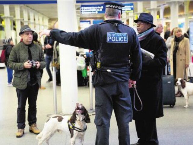 Londýn, polícia, Británia, železničná stanica