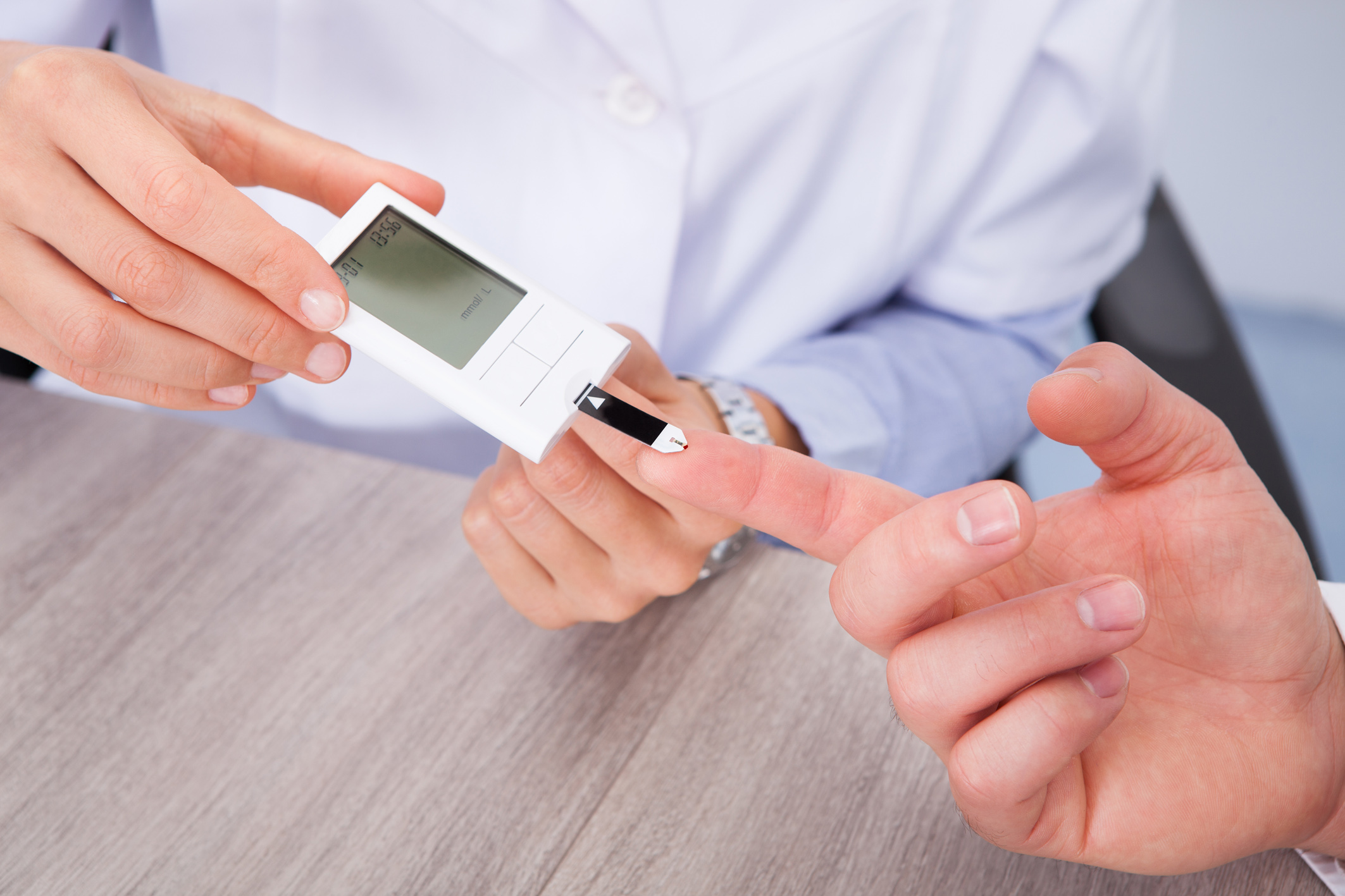 Novozistení diabetici sú vo všeobecnosti diagnostikovaní a odosielaní ku diabetológovi pomerne neskoro, pretože 45 % z nich má glykovaný hemoglobín vyšší ako 8, čo je parameter, ktorý svedčí o tom, že zvýšené hladiny cukru v krvi majú už dlhší čas.