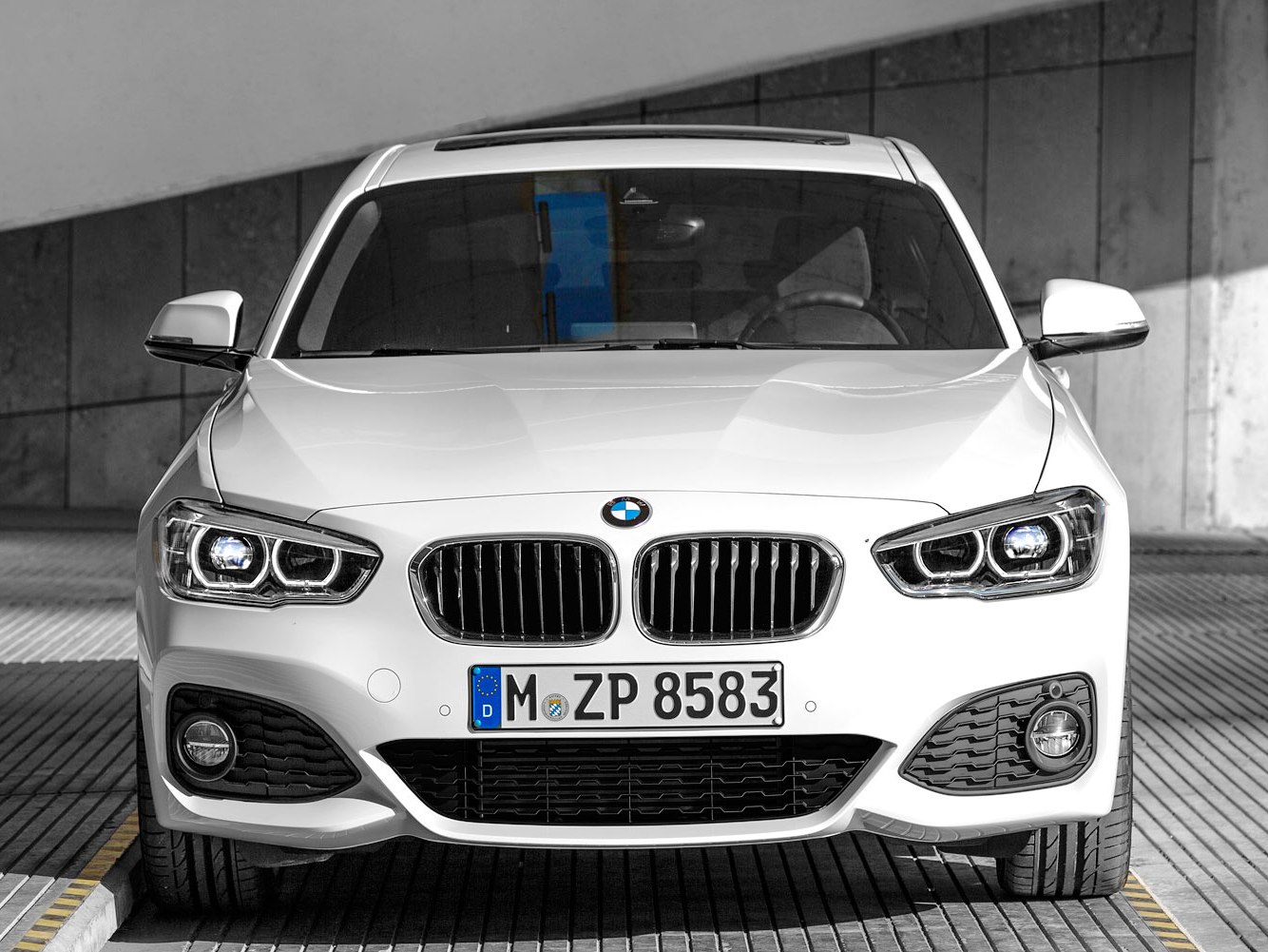 Pod kapotou sa po prvýkrát objavujú 3-valcové motory. Platí to pre základnú benzínovú verziu 116i (80 kW) aj základný diesel 116d (85 kW).