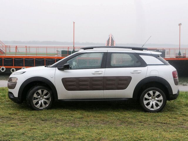 C4 Cactus síce rozmermi inklinuje k nižšej strednej triede, v skutočnosti však má upravenú podlahovú platformu menšieho modelu C3.