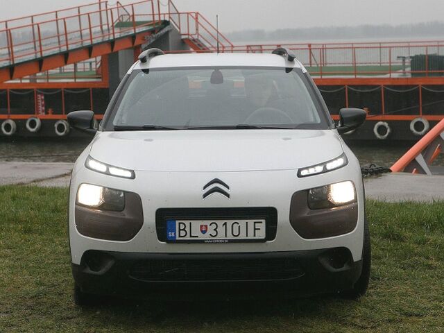 Horizontálne rozmiestnenými prednými reflektormi sa Cactus odvoláva na MPV C4 Picasso. LED diódy majú však len funkciu denných svetiel.