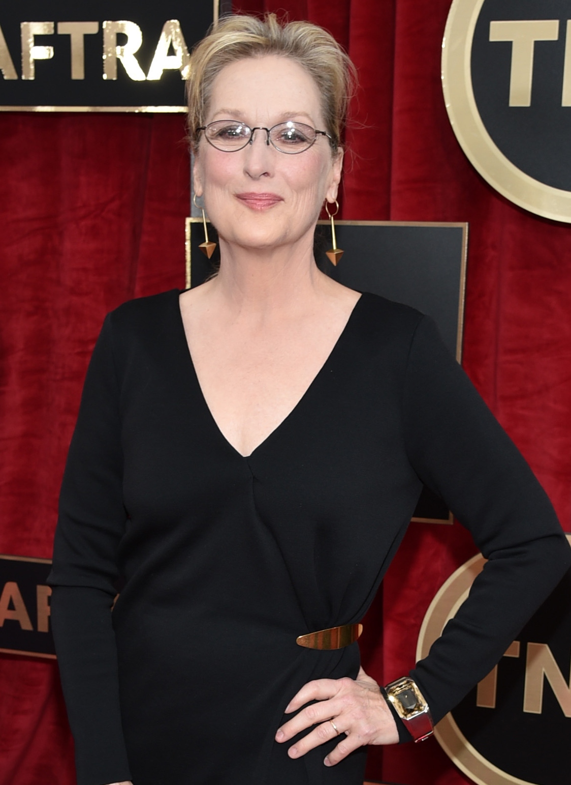 Meryl Streep má 65 rokov a nehanbí sa za svoje vrásky na čele, okolo očí, ani úst. Napriek tomu pôsobí nesmierne mladistvo. Pery má nalíčené jemným pastelovým tónom mäsovej ružovej. Na očiach má kobaltové tiene, no veľmi jemne vytieňované. Okuliare mejkap vyvažujú.