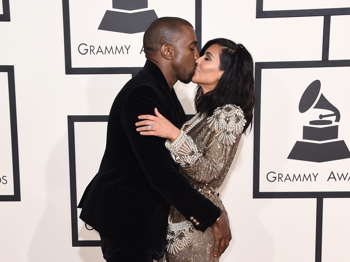 Raper Kanye West bozkáva svoju manželku Kim Kardashian.