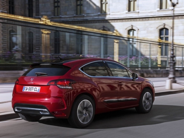 Pod kapotou pribudli tri nové motory – benzínový 1,6 THP 165, 2,0 BlueHDi 150 a 2,0 BlueHDi 180. Všetky spĺňajú prísnu emisnú normu Euro 6.