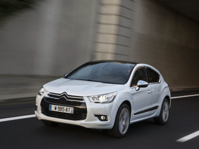 Po vlaňajšom facelifte dostal prémiový hatchback DS4 nové svetlá a tri nové farby laku strechy, ktoré rozširujú možnosti personalizácie.