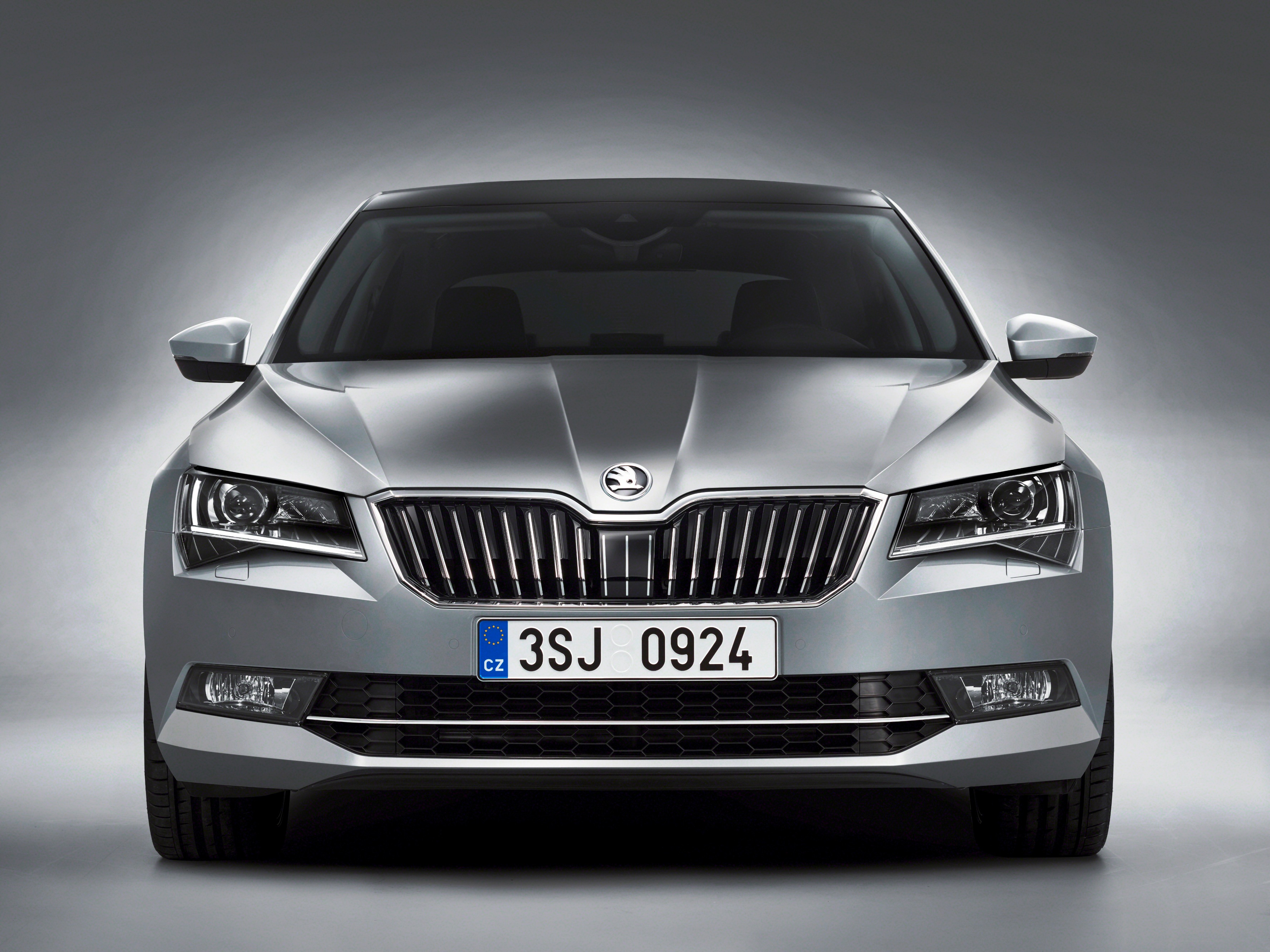 Nový Superb bude v ponuke so šiestimi 4-valcami – troma benzínovými TSI a troma dieselovými TDI. Výkonové rozpätie siaha od 88 do 206 kW.