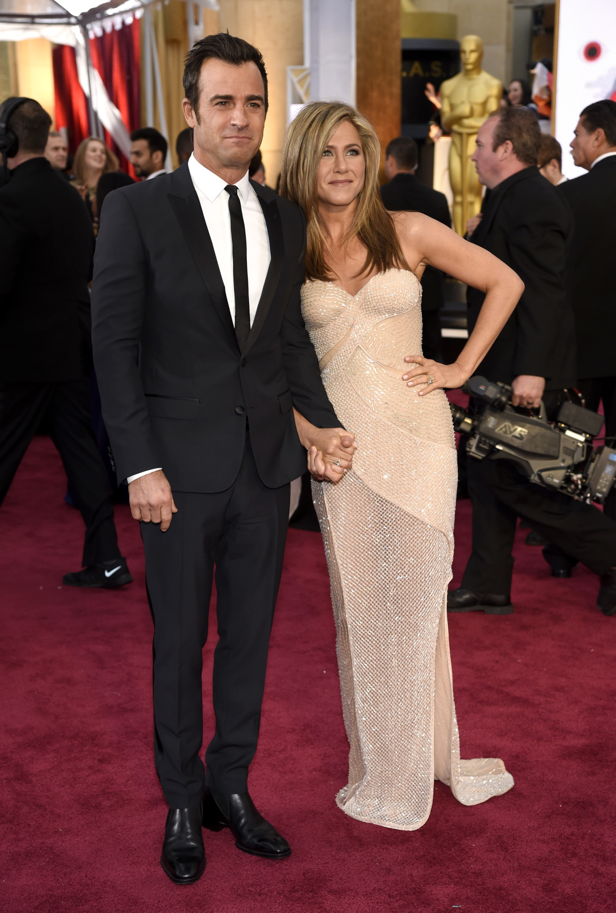 Herec Justin Theroux prišiel so snúbenicou Jennifer Aniston.